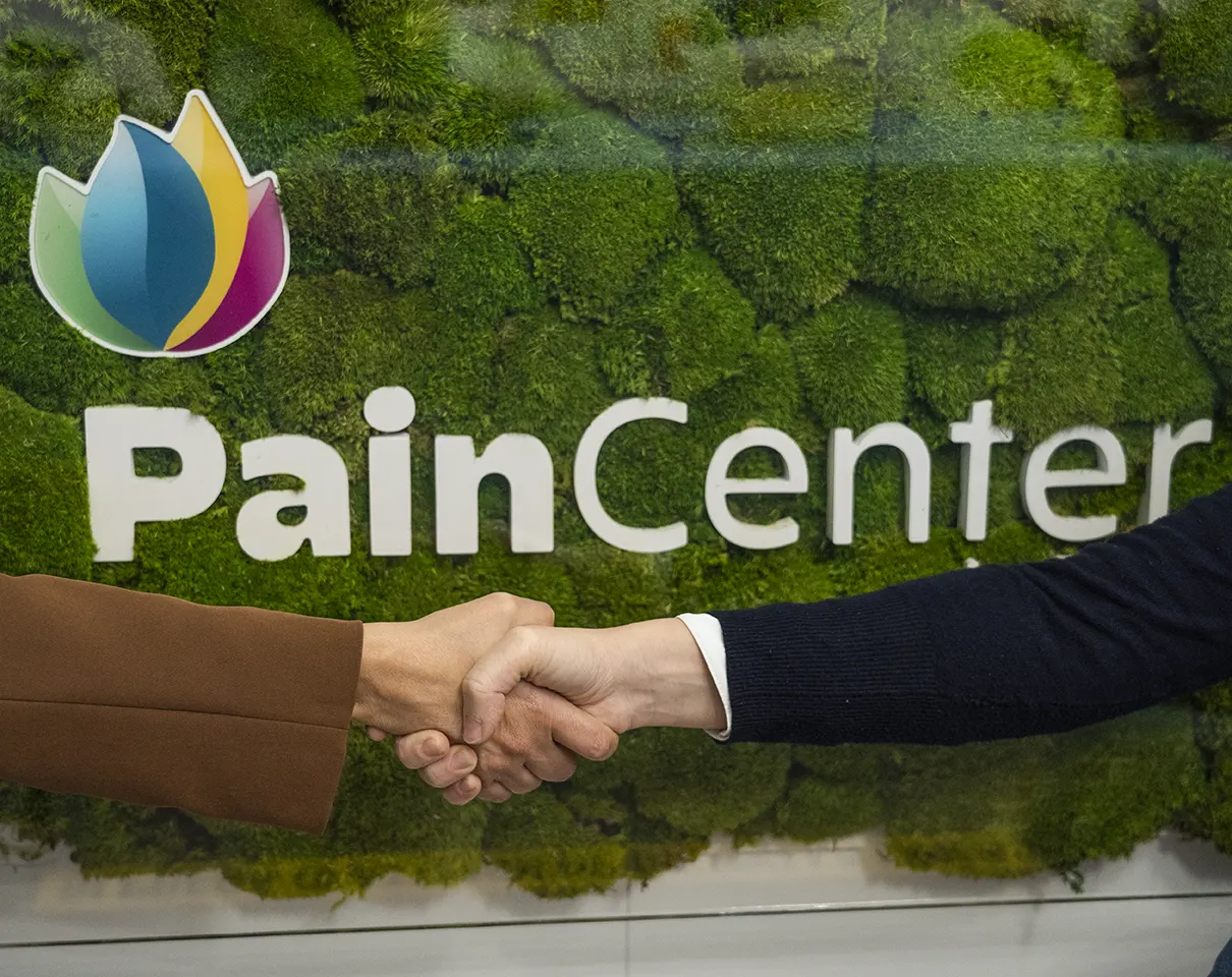 https://www.paincenterlab.it/wp-content/uploads/2022/12/stretta-di-mano-paincenter-lab-trapani.webp